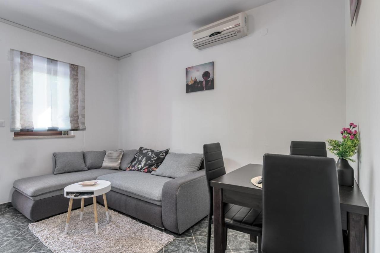 Orhideja Apartment With Private Backyard Premantura Bagian luar foto